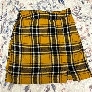 I’m selling a NOBO yellow plad skirt